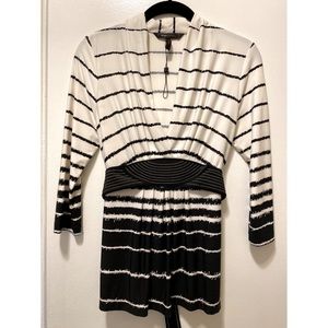 BCBGMAXAZRIA DEEP V NECK TOP S